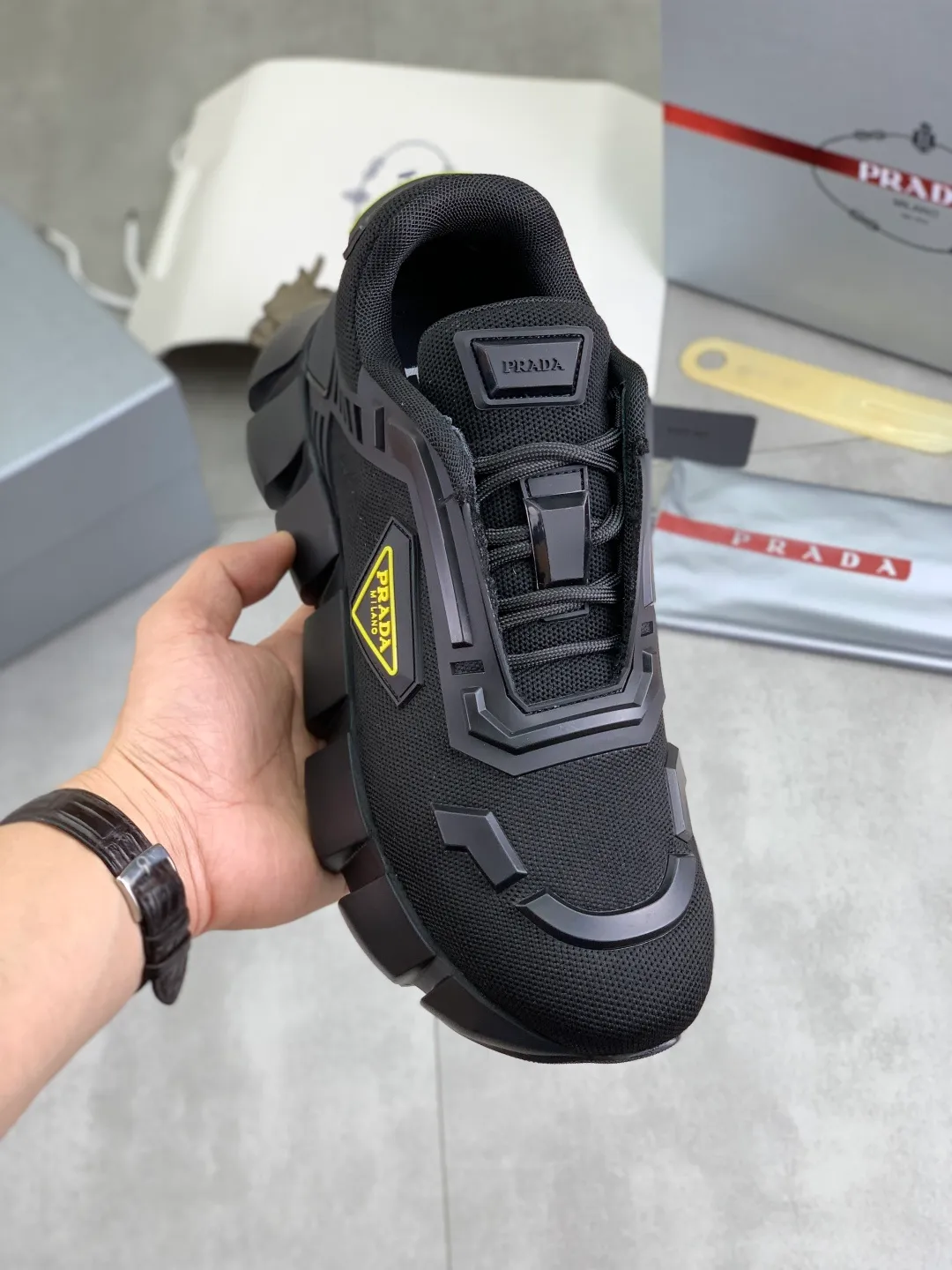 Men's shoes 💰P580💰 [New style] High version official website popular models are on the market, 🆘 Trendy brand (Prada) mainly promotes popular models, avant-garde and versatile fashion men's shoes private version mold opening, cowhide surface splicing 1:1.. Fashionable and simple, original imported cowhide lining cowhide feet; the atmosphere and personality are more fashionable, eye-catching and pursuing class. It will subvert the old idea and be a must-have for fashion trendsetters with you! Must keep it for yourself! Tall and comfortable, large and low, high-end quality workmanship. Size: 38-45; 4️⃣ colors available.